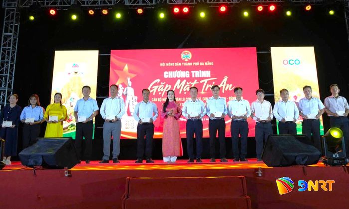 Hội Nông dân thành phố tặng quà quà cho cán bộ, công chức, viên chức và người lao động là con liệt sĩ, con thương binh, con bệnh binh. Ảnh: XUÂN ĐÔNG