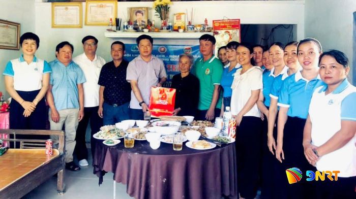 Hội Nông dân xã Thượng Đức phối hợp các tổ chức chính trị - xã hội trên địa bàn tổ chức “Bữa cơm tri ân” tại nhà bà Phạm Thị Rách. Ảnh: DƯƠNG TRUNG