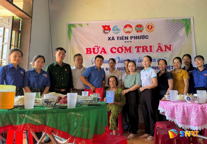 Đoàn xã Tiên Phước phối hợp các đơn vị tổ chức “Bữa cơm tri ân” tại nhà bà Nguyễn Thị Hạnh (thôn Tả Lâm). Ảnh: MAI DÂN