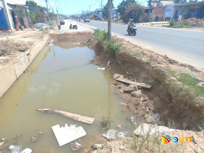 Nhiều đoạn bị đào sâu rồi để lâu như thế này trên công trường Dự án nâng cấp, mở rộng quốc lộ 14B. Ảnh: NGỌC BÍCH