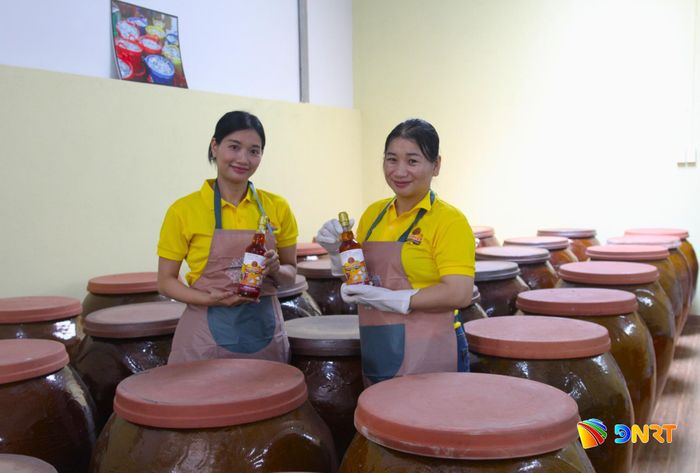 Tham gia lớp tập huấn kỹ năng livestream bán hàng giúp chị Nguyễn Thị Xuyến (bên trái) nâng cao năng lực số trong việc quảng bá sản phẩm nước mắm “2 chị em” ra thị trường. Ảnh: NGỌC QUỐC