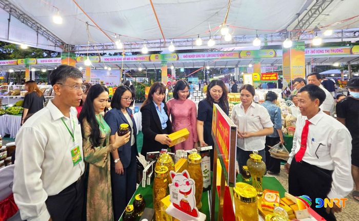 Hội Nông dân thành phố Đà Nẵng vừa tổ chức hội chợ trưng bày, giới thiệu, quảng bá sản phẩm nông nghiệp lần thứ VI, giúp hội viên giao lưu, quảng bá nông sản trên địa bàn. Ảnh: NGỌC QUỐC