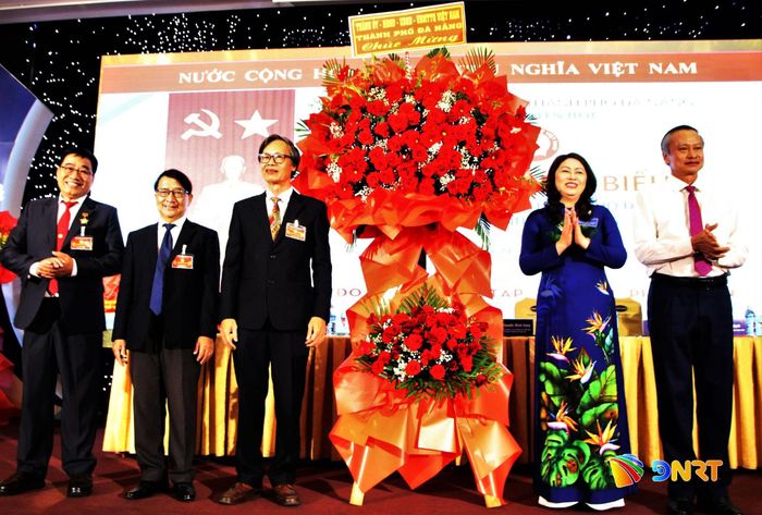 Lãnh đạo thành phố tặng hoa chúc mừng đại hội. Ảnh: TRỌNG HUY