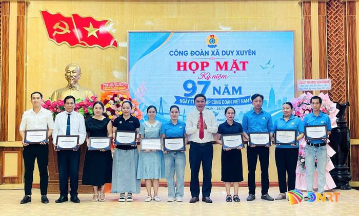 Lãnh đạo xã Duy Xuyên tri ân các doanh nghiệp đồng hành chương trình “Nâng bước chân em đến trường”. Ảnh: P.THÀNH