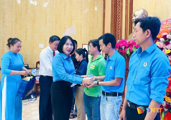 Phó Chủ tịch Liên đoàn Lao động thành phố Hồ Thị Lan Hương tặng quà cho công nhân có hoàn cảnh khó khăn. Ảnh: P.THÀNH