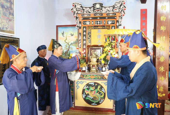 Đội học trò lễ trong lễ tế truyền thống. Ảnh: NGỌC HÀ