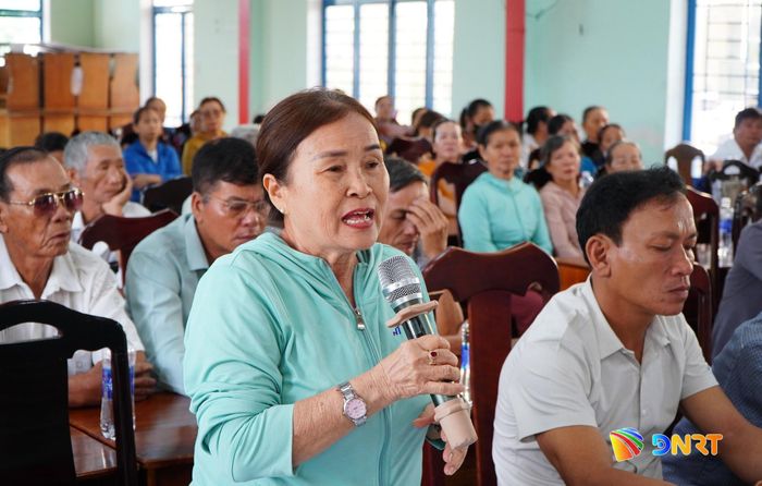 Người dân phát biểu ý kiến tại buổi công bố thông tin dự án. Ảnh: TÂM ĐAN
