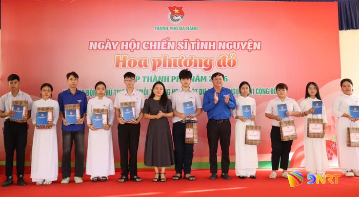 Lãnh đạo Thành đoàn Đà Nẵng tặng quà cho học sinh có hoàn cảnh khó khăn. Ảnh: T.HƯƠNG - Q.PHI