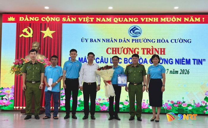 Ra mắt Ban chủ nhiệm Câu lạc bộ “Hòa Cường niềm tin”. Ảnh: DIỄM HƯƠNG - VĂN HẢI