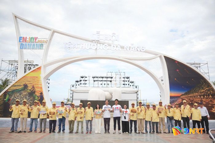 Trung tâm Xúc tiến Du lịch thành phố Đà Nẵng trao đồng phục cho đội xích lô du lịch. Ảnh: NGỌC HÀ