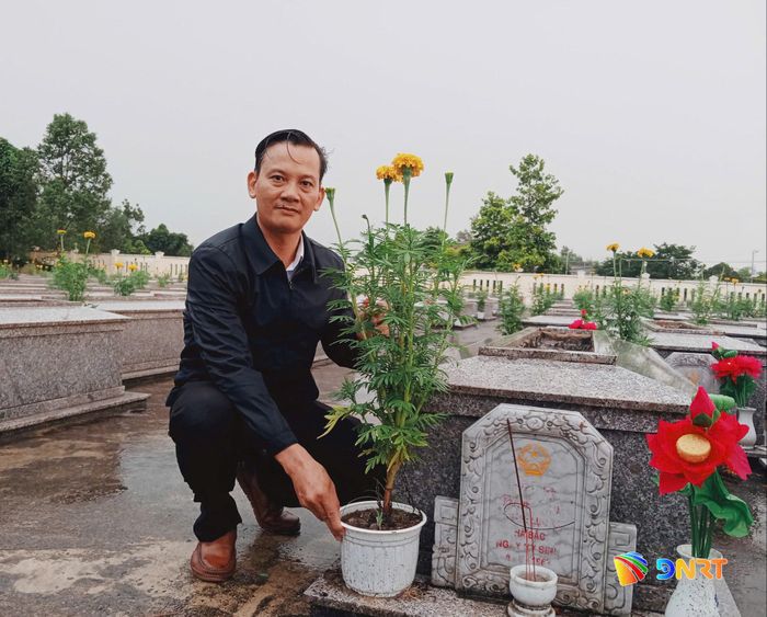 Ông Trà Tiến Tài, Phó Bí thư Thường trực Đảng ủy xã Quế Sơn Trung đặt hoa tại phần mộ liệt sĩ. Ảnh: DUY THÁI