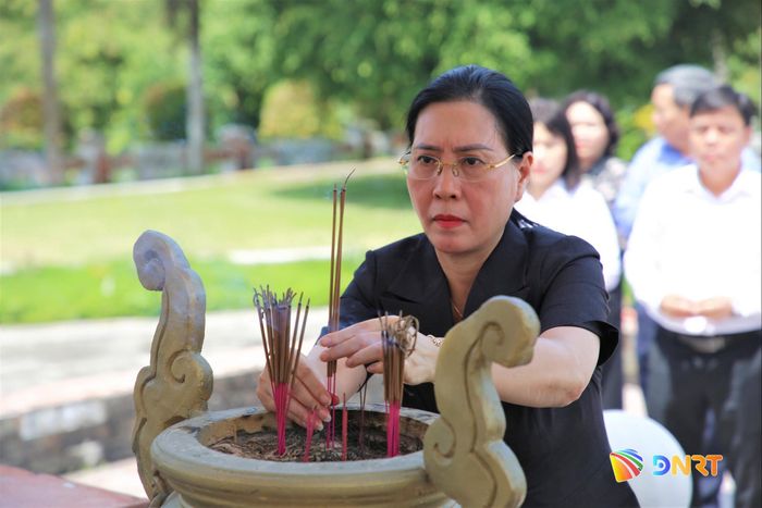 Phó Trưởng ban Tổ chức Trung ương Bùi Thị Quỳnh Vân dâng hương tại bia lưu niệm Ban Tổ chức Khu ủy Khu V. Ảnh: ALĂNG NGƯỚC