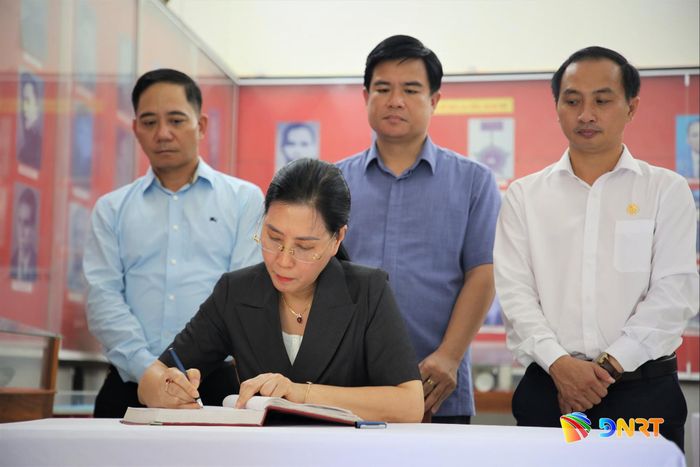 Phó Trưởng ban Tổ chức Trung ương Bùi Thị Quỳnh Vân ghi vào sổ lưu niệm tại Khu lưu niệm Ban Tổ chức Khu ủy Khu V. Ảnh: ALĂNG NGƯỚC
