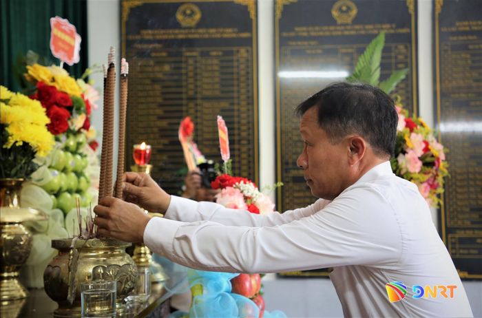 Trưởng ban Tổ chức Thành ủy Đoàn Duy Tân dâng hương tại Khu lưu niệm Ban Tổ chức Khu ủy Khu V. Ảnh: ALĂNG NGƯỚC