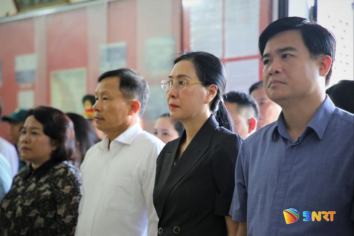 Phó Trưởng ban Tổ chức Trung ương Bùi Thị Quỳnh Vân cùng các đại biểu tưởng niệm Chủ tịch Hồ Chí Minh, các anh hùng liệt sĩ, cán bộ, nhân viên Ban Tổ chức Khu ủy Khu V. Ảnh: ALĂNG NGƯỚC
