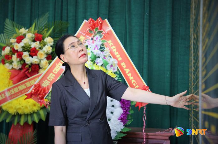Phó Trưởng ban Tổ chức Trung ương Bùi Thị Quỳnh Vân xem thông tin bia đá khắc tên cán bộ, chiến sĩ, nhân viên Ban Tổ chức Khu ủy Khu V. Ảnh: ALĂNG NGƯỚC