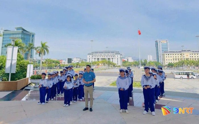 Thiếu nhi dâng hương tại Đài tưởng niệm liệt sĩ thành phố. Ảnh: THU HƯƠNG