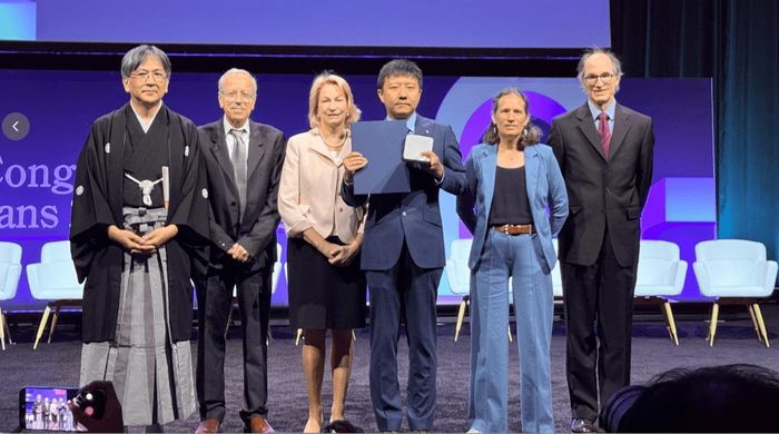 Nhà khoa học Deng Yu (thứ 3 từ phải qua) được vinh danh với Huy chương Fields 2026. Ảnh: Đại học Bắc Kinh