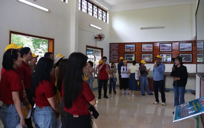 Du khách trải nghiệm tại phòng trưng bày tư liệu Chiến thắng Thượng Đức. Ảnh: HOÀNG LIÊN