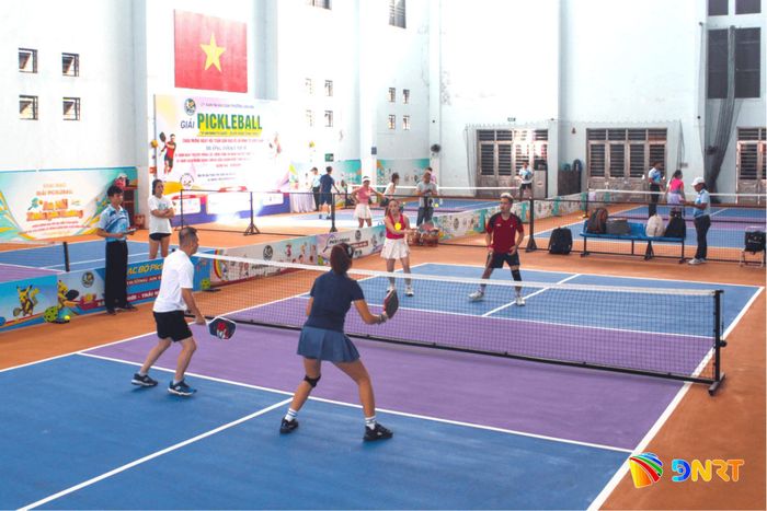Một trận đấu hấp dẫn tại Giải Pickleball “Vì an ninh Tổ quốc - Vì sức khỏe cộng đồng” phường An Hải năm 2026. Ảnh: X.Đ