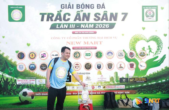 Các vận động viên ủng hộ quỹ từ thiện tại giải đấu. Ảnh: ĐẮC MẠNH