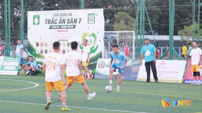 Trận đấu đầu tiên sau lễ khai mạc giải. Ảnh: ĐẮC MẠNH