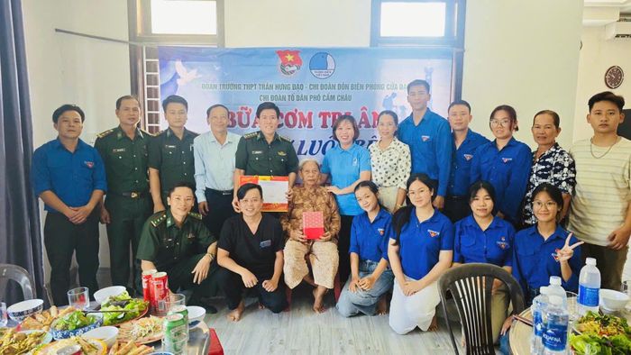 Đồn Biên phòng Cửa Đại phối hợp với các đơn vị trên địa bàn thăm, tặng quà Mẹ Việt Nam Anh hùng Hồ Thị Lầm và tổ chức "Bữa cơm tri ân - Chúng con luôn bên mẹ". Ảnh: BIÊN PHÒNG