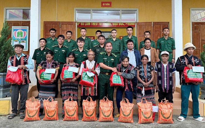 Đồn Biên phòng Ga Ry gặp mặt, tri ân, tặng 20 suất quà các gia đình chính sách xã Hùng Sơn. Ảnh: BIÊN PHÒNG