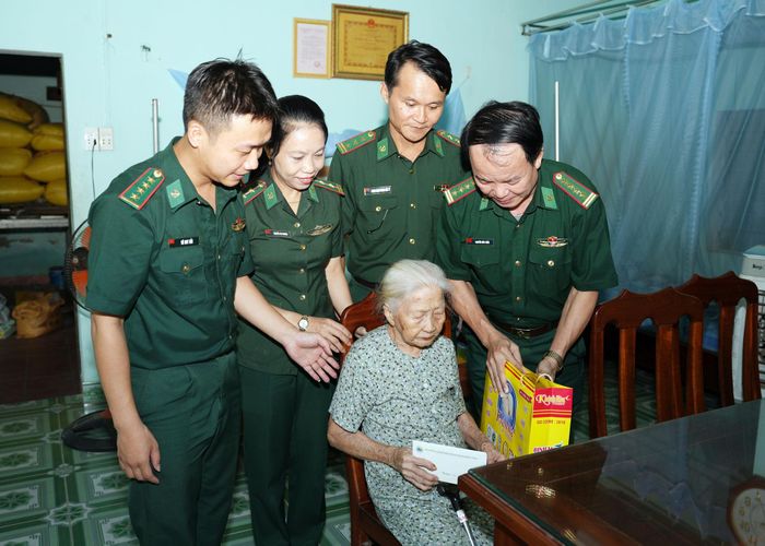 Đại tá Nguyễn Hữu Thiều, Phó Chính ủy BĐBP thành phố Đà Nẵng tặng quà Bà mẹ Việt Nam anh hùng Huỳnh Thị Lượng (xã Hà Nha). Ảnh: HỒNG ANH