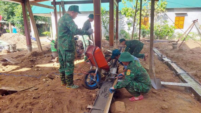 Đồn Biên phòng A Nông phối hợp cùng bà con nhân dân thôn Chơrlang, xã Tây Giang xây dựng nhà cho ông A Lăng Gún - con đẻ của người hoạt động kháng chiến bị nhiễm chất độc hóa học. Ảnh: BIÊN PHÒNG