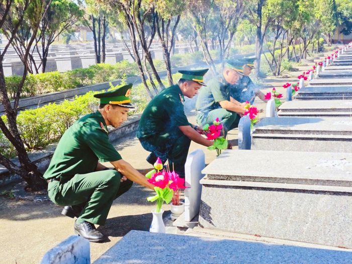 Cán bộ, chiến sỹ Đồn Biên phòng Sơn Trà dâng hương tưởng niệm các Anh hùng Liệt sĩ tại nghĩa trang Liệt sĩ thành phố Đà Nẵng. Ảnh: BIÊN PHÒNG