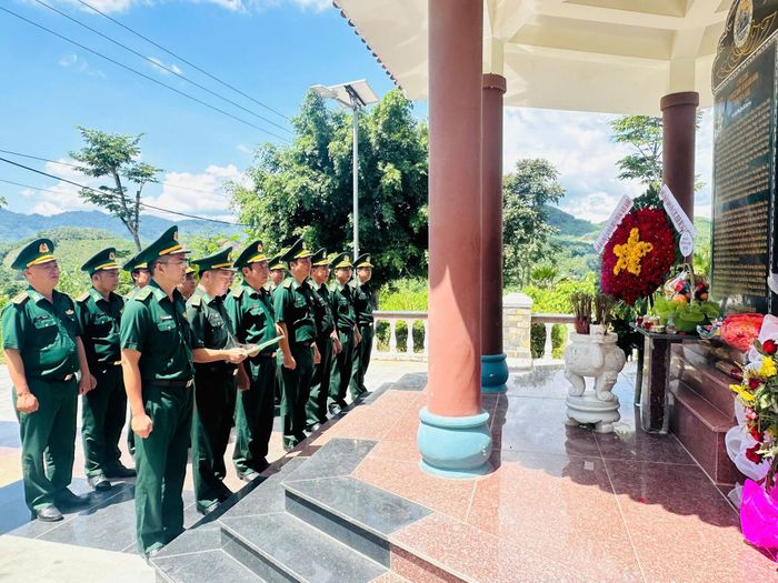 Cán bộ, chiến sỹ Đồn Biên phòng Non Nước dâng hương, dâng hoa tưởng niệm các anh hùng liệt sĩ tại Khu di tích lịch sử An ninh vũ trang Quảng Nam - Đà Nẵng (xã Sông Kôn). Ảnh: BIÊN PHÒNG