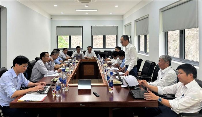 Tổng Giám đốc AVC Cao Huy Bảo (đứng) báo cáo công tác quản lý, vận hành hồ chứa với Đoàn công tác EVN. Ảnh: KIM LÂM