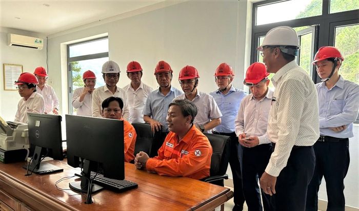 Đoàn công tác kiểm tra thực địa tại đập Thủy điện A Vương. Ảnh: KIM LÂM
