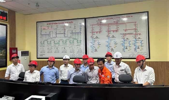 Đoàn công tác kiểm tra thực địa tại nhà máy Thủy điện A Vương. Ảnh: KIM LÂM