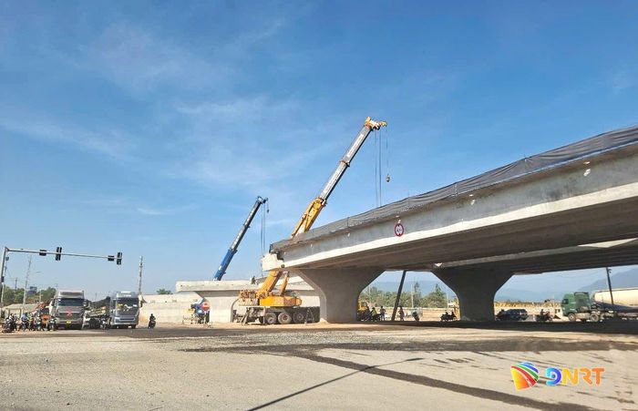 Bên phải cầu vượt cao tốc thuộc nút giao với cao tốc Hòa Liên - Túy Loan. Ảnh: CÔNG TÚ - XUÂN SƠN