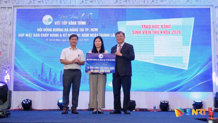 Học bổng dành cho thủ khoa các khối.