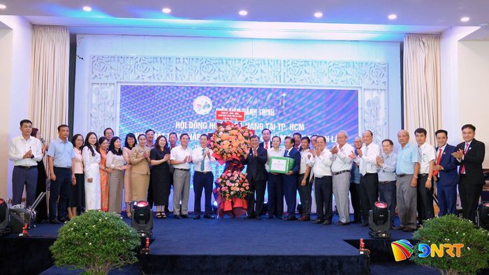Lãnh đạo Thành phố Đà Nẵng tặng quà đến Thường trực Ban Chấp hành Hội đồng hương Đà Nẵng và các đại biểu.