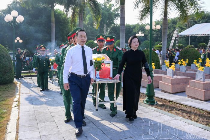 Phó Thủ tướng Chính phủ Phạm Thị Thanh Trà, Bí thư Tỉnh ủy Trần Tiến Dũng đưa hài cốt liệt sĩ về an táng tại Nghĩa trang Liệt sĩ Tông Khao. Ảnh: Mai Giáp