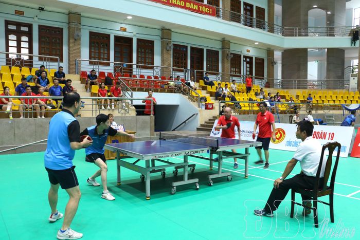 Các vận động viên thi đấu môn bóng bàn.