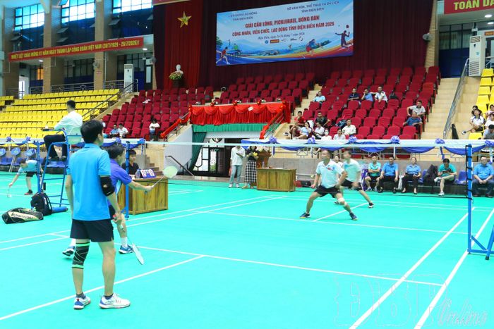 Vận động viên thi đấu môn cầu lông.