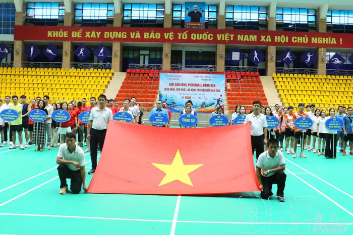 Các đoàn vận động viên, trọng tài thực hiện lễ chào cờ.