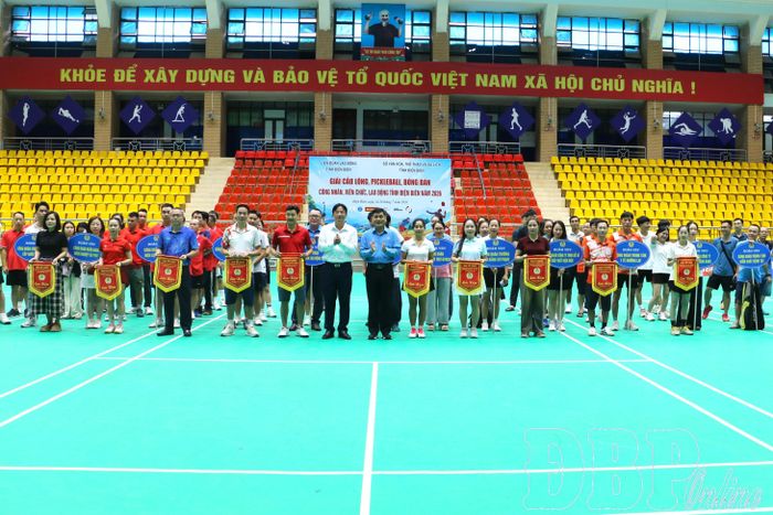 Đại diện Ban tổ chức trao cờ lưu niệm cho các đoàn vận động viên tham dự giải.