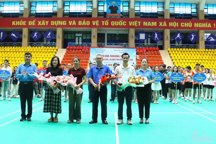 Đại diện Ban tổ chức tặng hoa cho các nhà tài trợ giải.