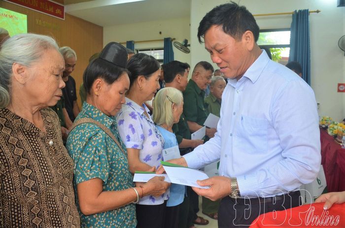 Những phần quà tri ân được trao tận tay gia đình người có công với cách mạng xã Sam Mứn.