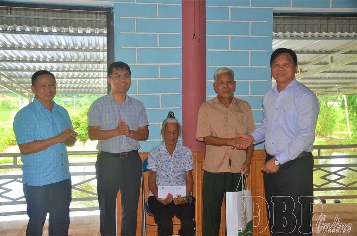 Ông Bùi Đức Giang tặng quà tri ân gia đình cựu chiến binh Tòng Văn Nón, bản Lún Liếng, xã Thanh Yên.