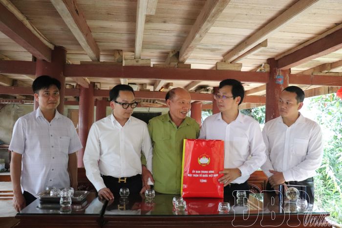 Phó Chủ tịch Ủy ban Trung ương MTTQ Việt Nam Cao Xuân Thạo thăm, tặng quà ông Hoàng Ngọc Thành, thương binh 22%, nhiễm chất độc hóa học 60%, tổ dân phố Thanh Trường, phường Điện Biên Phủ.