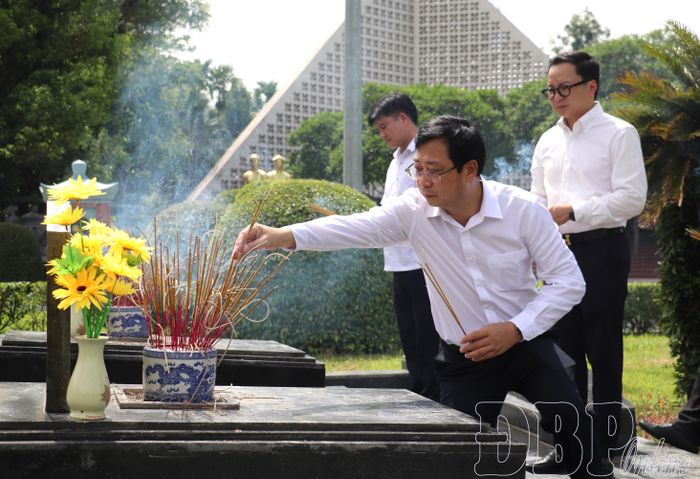 Phó Chủ tịch Ủy ban Trung ương MTTQ Việt Nam Cao Xuân Thạo thắp hương trên phần mộ liệt sĩ tại Nghĩa trang Liệt sĩ quốc gia A1.