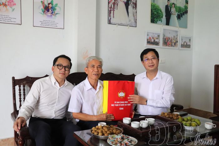  Phó Chủ tịch Ủy ban Trung ương MTTQ Việt Nam Cao Xuân Thạo thăm, tặng quà ông Trần Xuân Luận, thương binh 55%, tổ dân phố Nguyễn Hữu Thọ, phường Điện Biên Phủ.