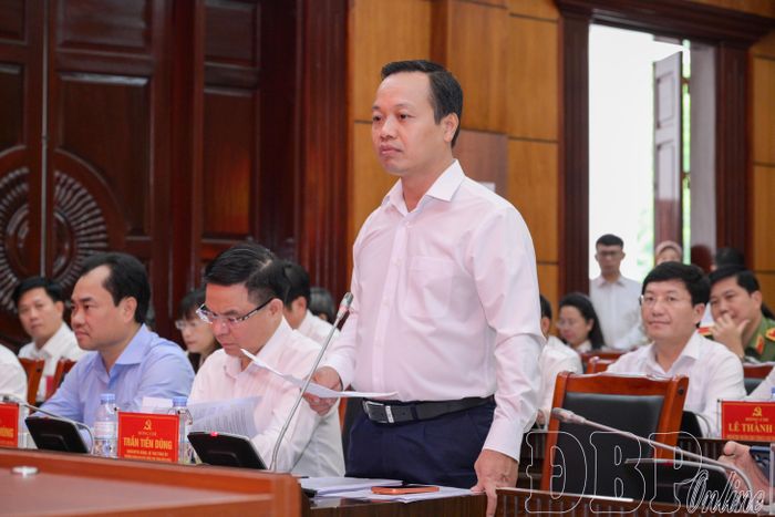 Bí thư Tỉnh ủy Trần Tiến Dũng trình bày một số kiến nghị, đề xuất của tỉnh với đoàn công tác. 